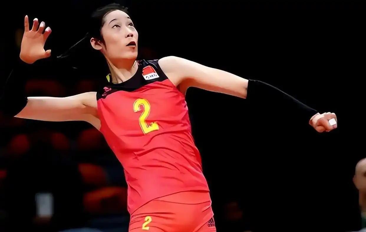 游泳冠军朱婷父母_朱婷运动员_朱婷泳装