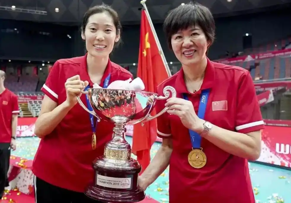 朱婷泳装_朱婷运动员_游泳冠军朱婷父母