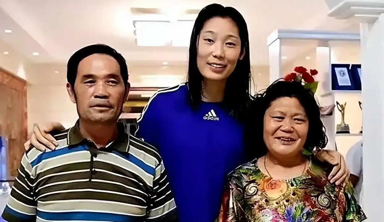 朱婷运动员_游泳冠军朱婷父母_朱婷泳装