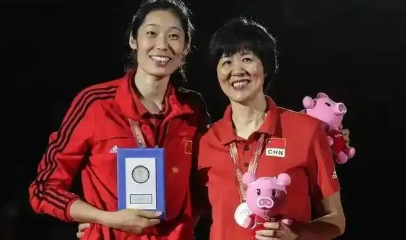 游泳冠军朱婷父母_朱婷运动员_朱婷泳装