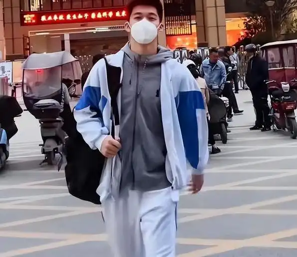 帅气的篮球技巧_篮球技巧帅气的男生_帅气篮球男生技巧教学