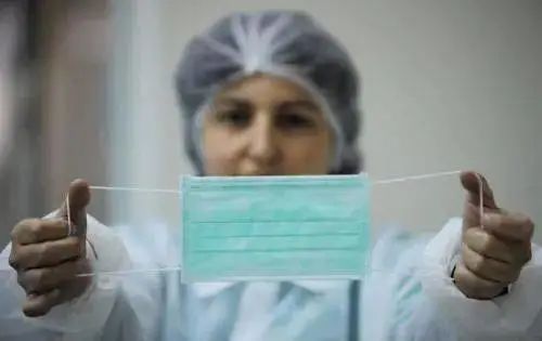 口罩给小朋友戴的戴法_戴口罩的孩子的生活方式_口罩戴方式生活孩子能带吗