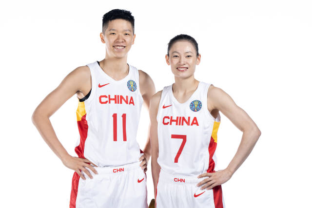 黄思静（左）与杨力维